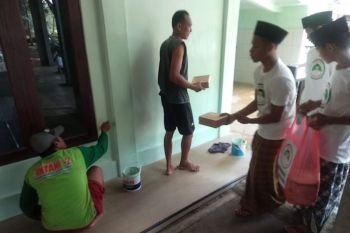 Santri Dukung Ganjar Jateng bagikan takjil untuk buruh bangunan Klaten