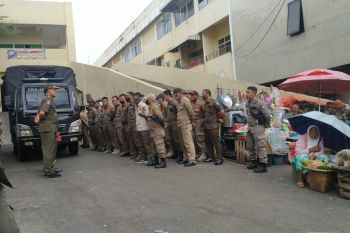 Pol PP Bandarlampung tertibkan pedagang di sejumlah pasar untuk kenyamanan