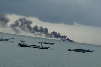 Kapal pengangkut BBM Pertamina terbakar di laut Mataram NTB