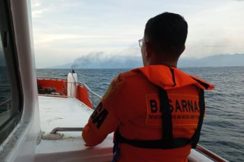 Basarnas masih mencari tiga korban kebakaran kapal BBM Pertamina di laut Lombok