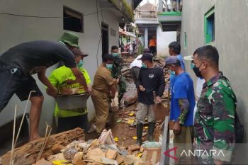Masyarakat ikut singkirkan puing-puing ledakan bahan mercon di Magelang