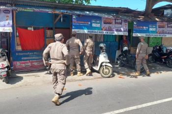 Satpol PP Mataram menemukan belasan warung buka siang saat Ramadhan