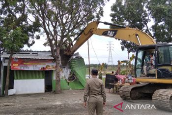 Satpol PP Kudus bongkar puluhan warung  remang-remang