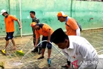 BPBD Pamekasan turunkan tim bantu bersihkan lumpur sisa banjir