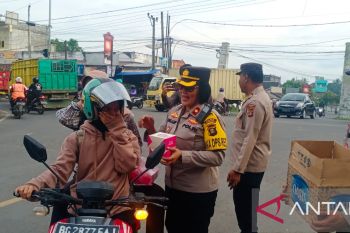 Polisi di OKU cegat pengguna jalan untuk diberi takjil