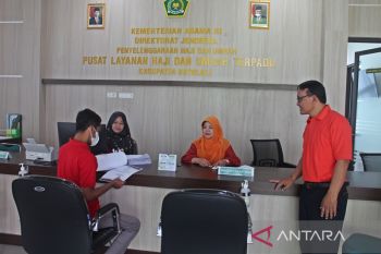 Jamaah calon haji di Boyolali melengkapi dokumen perjalanan  haji
