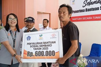 Pemkot Kendari serahkan bansos sembako secara tunai untuk 1.167 KPM