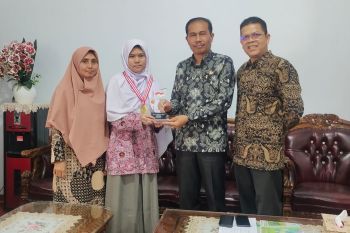 Pelajar madrasah Bukittinggi raih penghargaan di English Olympiade