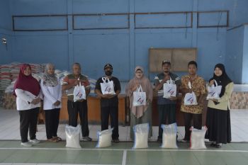 Bukit Asam bagikan 10.000 paket sembako di Muara Enim dan Lahat