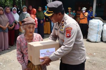 Polres Bantul membagikan ratusan paket sembako untuk warga kurang mampu