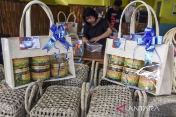 Parcel lebaran dari anyaman pandan dan bambu