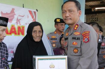 Kapolres Konut serahkan bantuan kemanusiaan Polri kepada kaum dhuafa