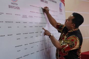 Pejabat Banyuasin teken dokumen elektronik dengan aplikasi Srikandi