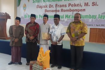Pemkot Jayapura serahkan bantuan safari Ramadhan ke pondok pesantren