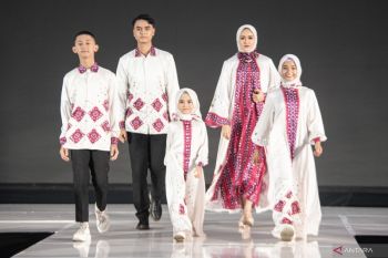 Fashiom show koleksi Tria Gunawan