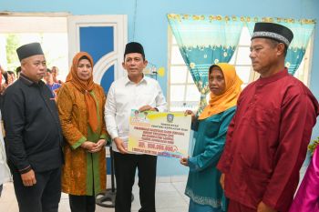 Gubernur Ansar salurkan insentif Rp1,2 juta untuk RT/RW