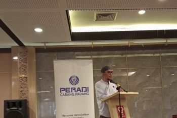 Miko Kamal: Peradi Padang ikut berkontribusi ke masyarakat melalui Peradi Goes to School