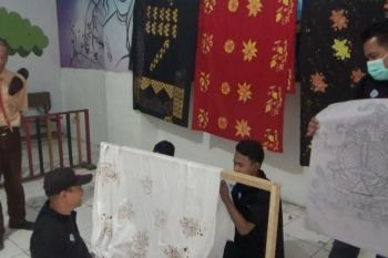 Hasil batik tulis khas Minang karya WBP Rutan Anak Air