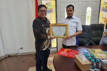 Plh Gubernur Papua Ridwan terima penghargaan pendukung pengelolaan zakat