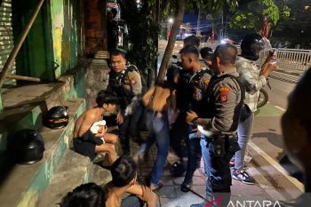Polisi tangkap empat remaja sedang pesta miras dan bawa senjata tajam di Tebet