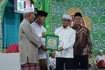 DPRD Sumbar serahkan bantuan Rp50 juta untuk pembangunan masjid