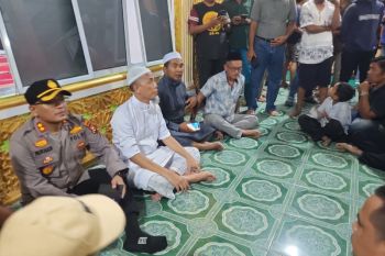 Tenangkan warganya, Wali Kota Dumai tumpangi motor dan berdiri di tengah massa