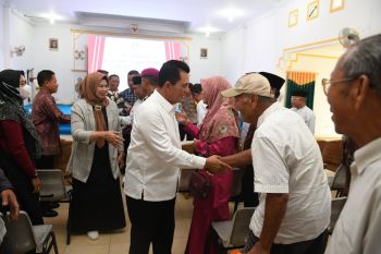 Gubernur Ansar salurkan bantuan 1.300 paket sembako Ramadhan di Lingga