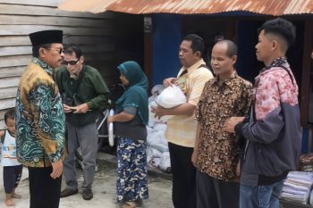 Sekda Kalteng berbagi bingkisan kepada penyandang disabilitas