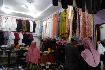 Warga Palu mulai belanja pakaian Lebaran di kawasan wisata religi