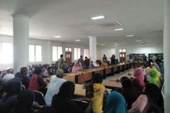 Ratusan warga Desa Menemeng demo DPRD Lombok Tengah