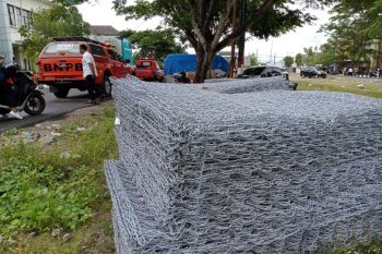 BPBD Mataram mengalihkan bantuan kawat beronjong ke titik rawan longsor