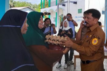 Pemkot Kupang distribusi 180 paket sembako bagi warga tak mampu