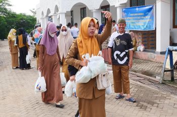PTBA salurkan 795 paket sembako untuk guru honorer sekitar perusahaan