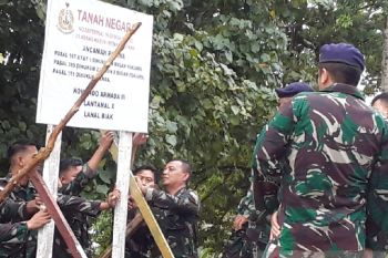 Lanal Biak pasang papan nama kepemilikan lahan Pantai Waufnor