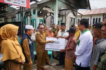 Pemkab Tanah Datar salurkan bantuan korban kebakaran