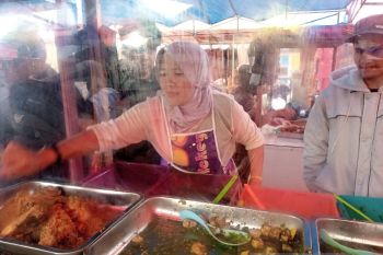 Berburu menu takjil menggugah selera di pasar pabukoan Alahan Panjang