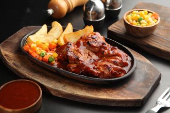 Waroeng Steak &amp; Shake hadirkan menu grill dengan varian saus baru