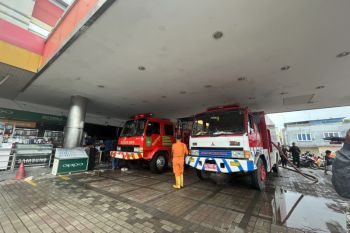 Belasan mobil pemadam kebakaran dikerahkan ke Plaza Botania 1 Batam