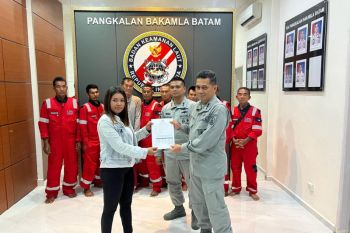 Bakamla serahkan 8 korban kapal tenggelam di Natuna kepada keluarga