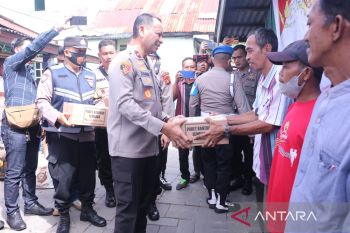 Polda Sumsel berikan bantuan 1.300 paket sembako