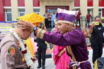 Kedatangan Kapolda Sulteng Agus Nugroho disambut dengan adat Kaili