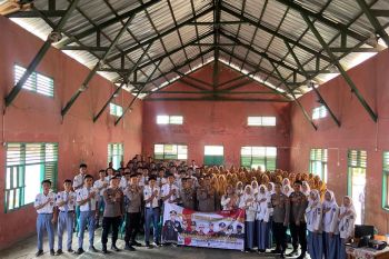 Polisi kampanyekan penerimaan Polri gratis kepada pelajar di Pesisir Barat