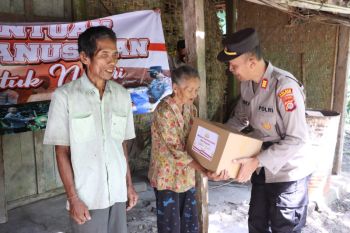 Polres Kulon Progo membagikan paket sembako bantuan kemanusiaan Kapolri