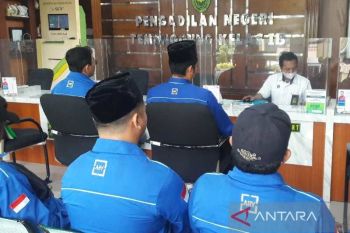 Ketua Partai Demokrat se-Indonesia secara  serentak datangi pengadilan