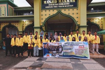 Mahasiswa Agribisnis UNIKS bagi takjil gratis