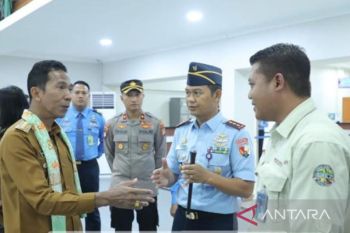 Pj Gubernur Babel pantau kesiapan mudik di Bandara Belitung