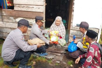 Polsek Bukit Batu salurkan sembako ke masyarakat