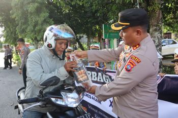 Polres Agam bagikan ratusan takjil bagi pengendara