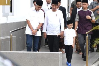Presiden  ajak Jan Ethes Shalat Jumat di Masjid Sheikh Zayed Surakarta
