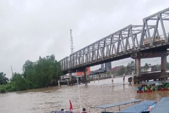Dishub Muba kawal kapal melintas jembatan P6 di Lalan